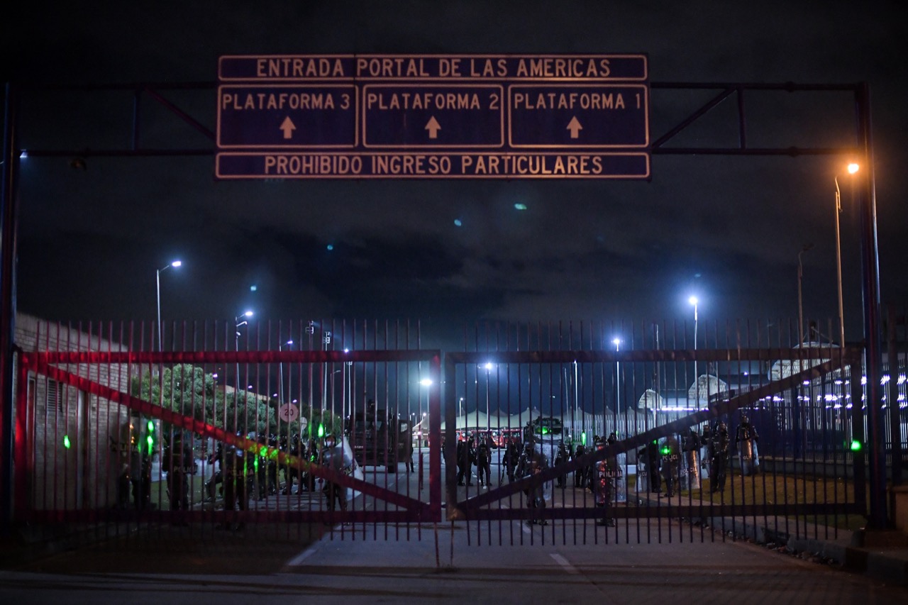 Varios policías dentro del Portal de las Américas