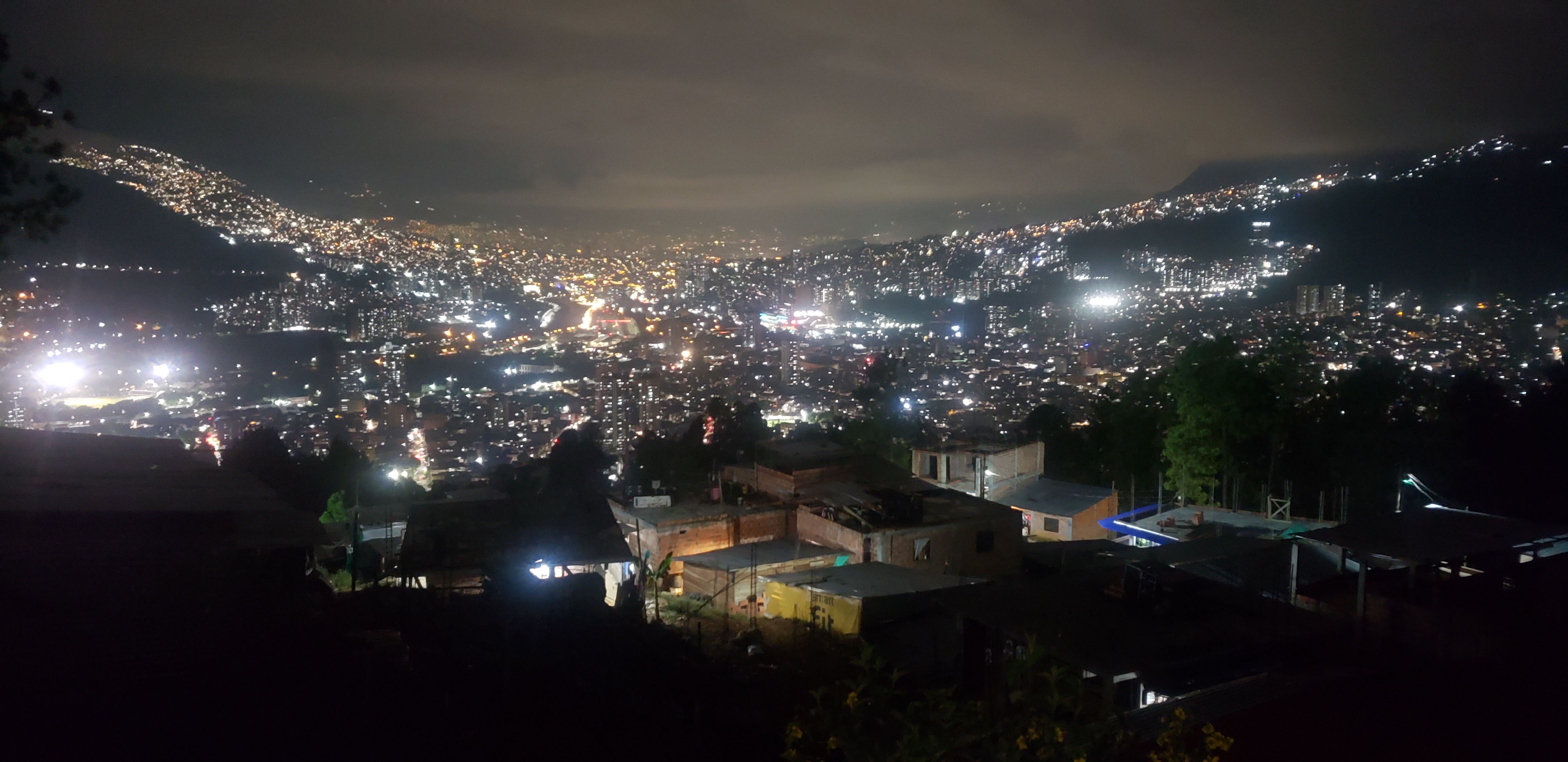 Vista del Medellín y el Valle de Aburrá desde lo alto de una comuna en Bello.