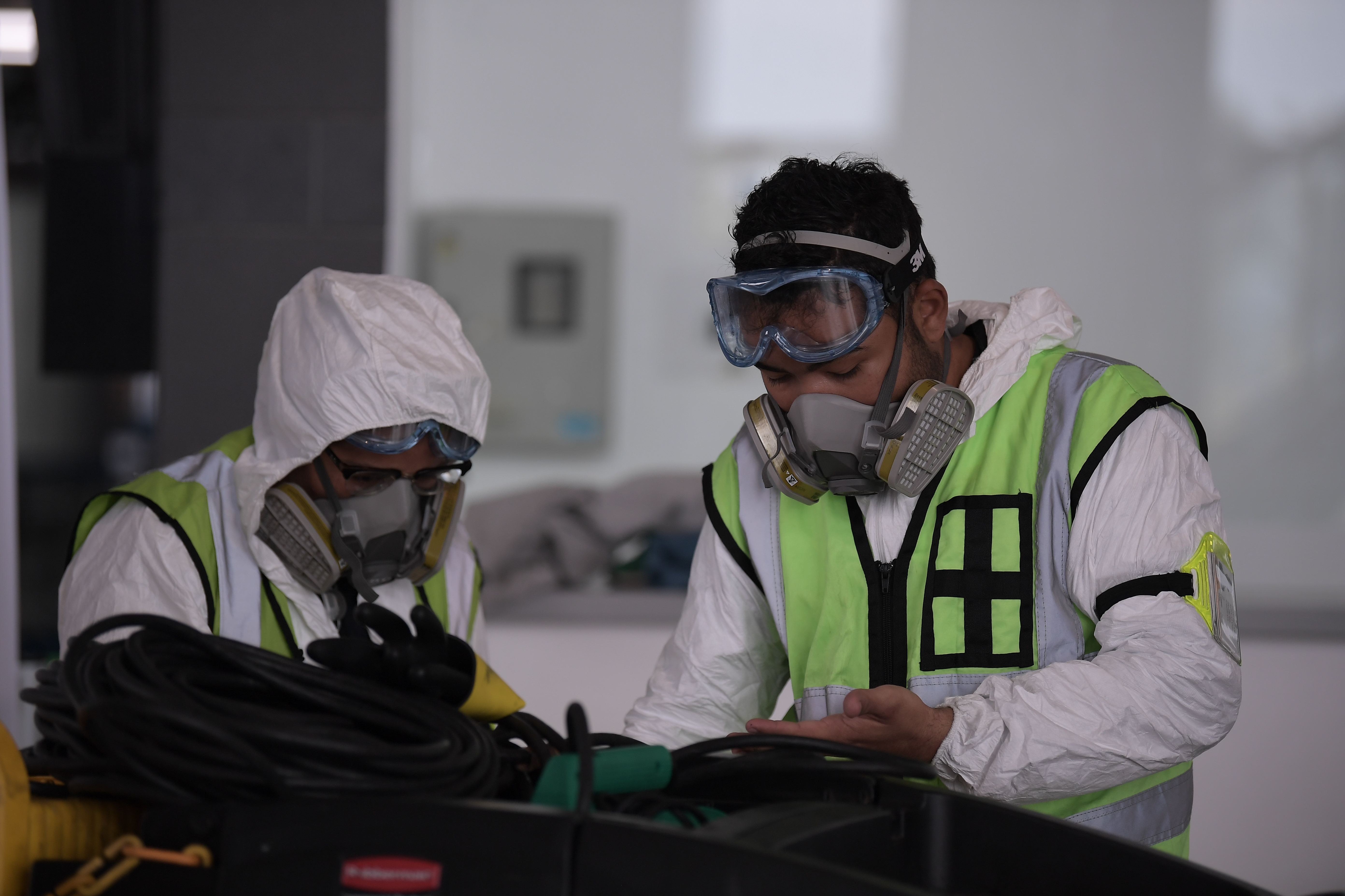Incautan en aeropuerto El Dorado cargamento ilegal de vacunas contra el coronavirus