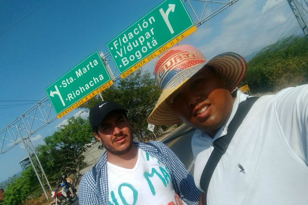 Dos estudiantes caminan de Barranquilla a Bogotá por crisis de la Universidad Autónoma