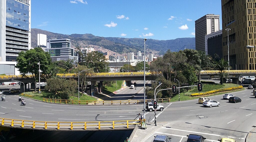 Presuntos ladrones arrastraron a un policía y atropellaron a un peatón en Medellín