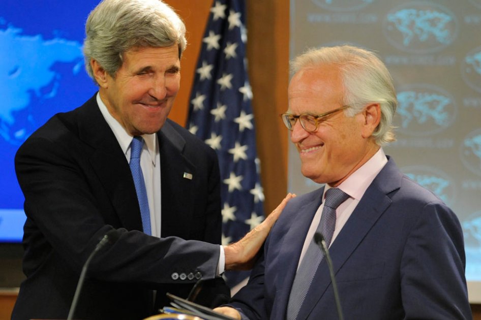  El secretario de Estado de EE.UU., John Kerry (i) sonríe tras anunciar la reanudaciónd de las negociaciones de paz entre Israel y Palestina después de tres años, que será encabezada por el exembajador estadounidense en Israel Martin Indyk. Foto: EFE