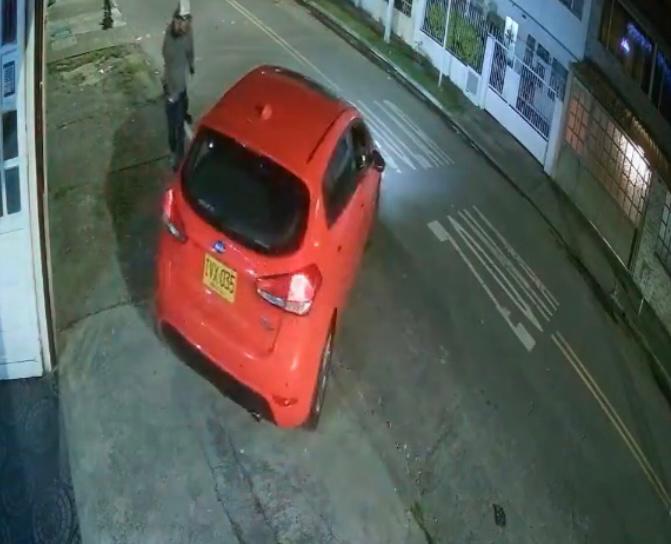 Video: A una familia le robaron el carro al frente de su casa en Bogotá