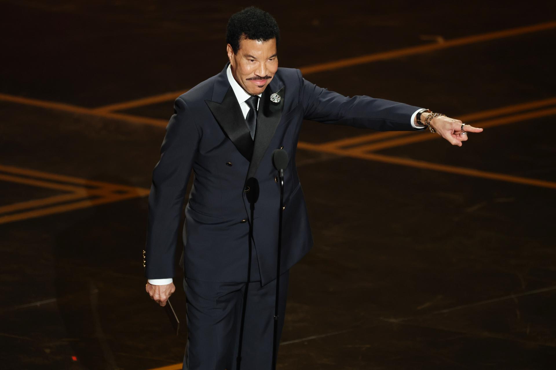 LOS ANGELES (United States), 16/03/2026.- Lionel Richie presents the Oscar for Best Original Song during the 98th annual Academy Awards ceremony at the Dolby Theatre in Los Angeles, California, USA, 15 March 2026. EFE/EPA/CHRIS TORRES