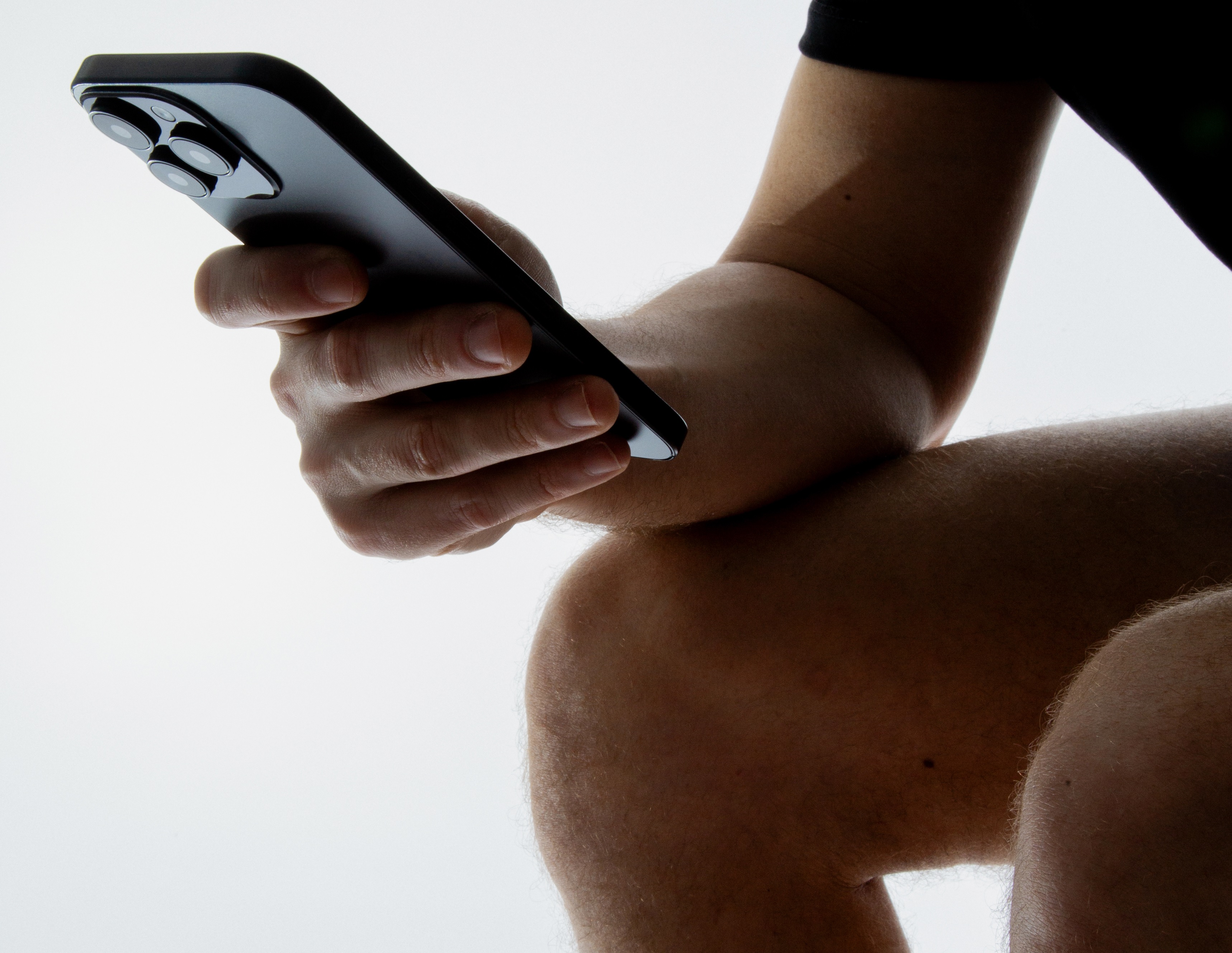 ¿Llevar el celular al baño es una buena idea? Mejor, piénselo dos veces