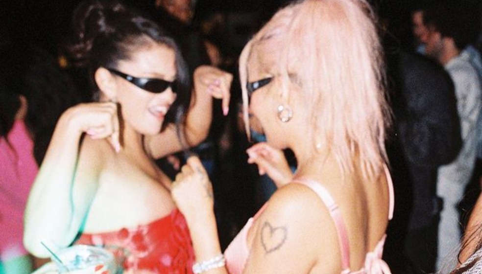 Karol G acompañó a Selena Gómez en su cumpleaños; también estuvo Paris Hilton