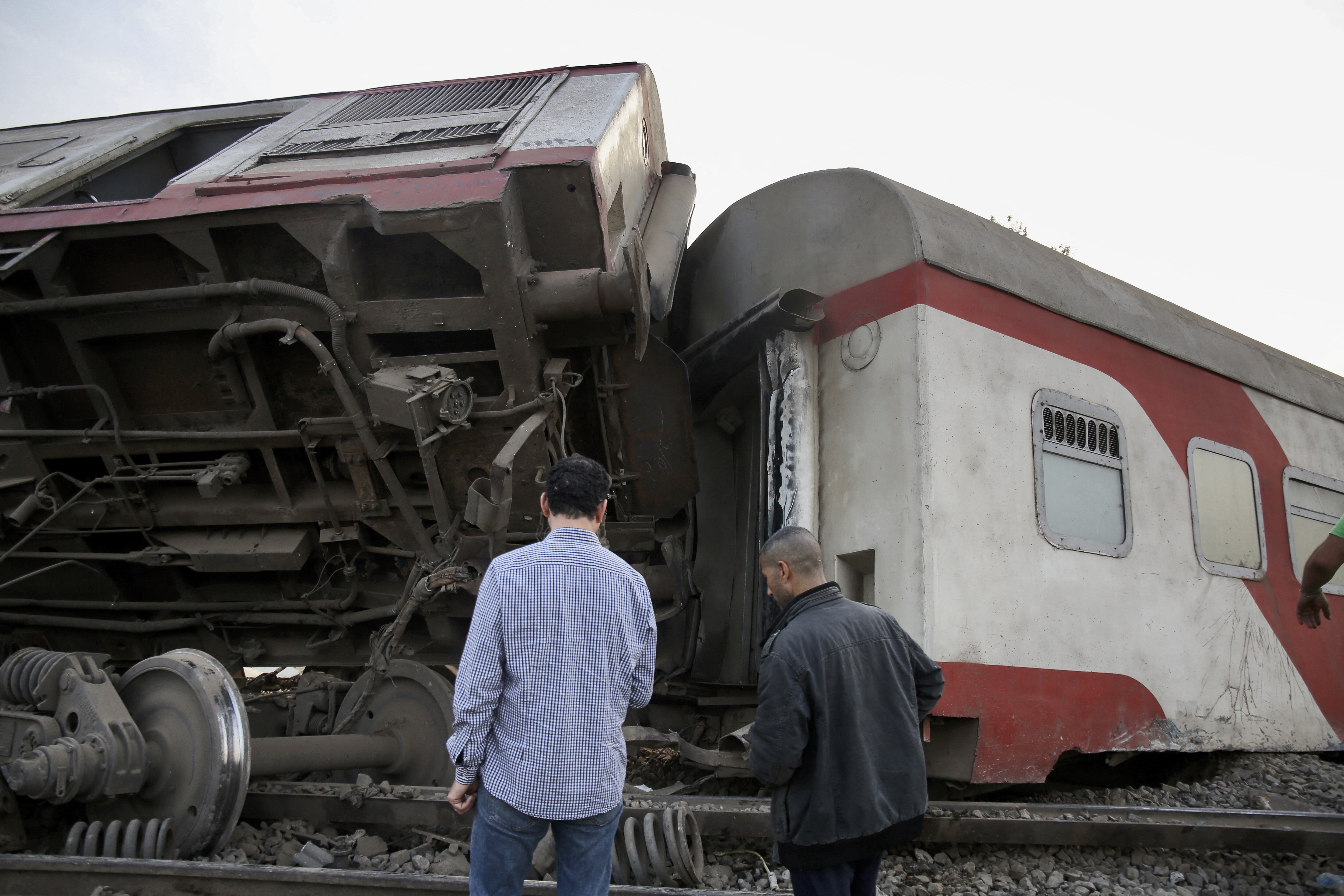 Al menos 11 personas murieron y casi un centenar resultaron heridas este domingo en un accidente ferroviario en una localidad al norte de El Cairo, indicó el gobierno egipcio.