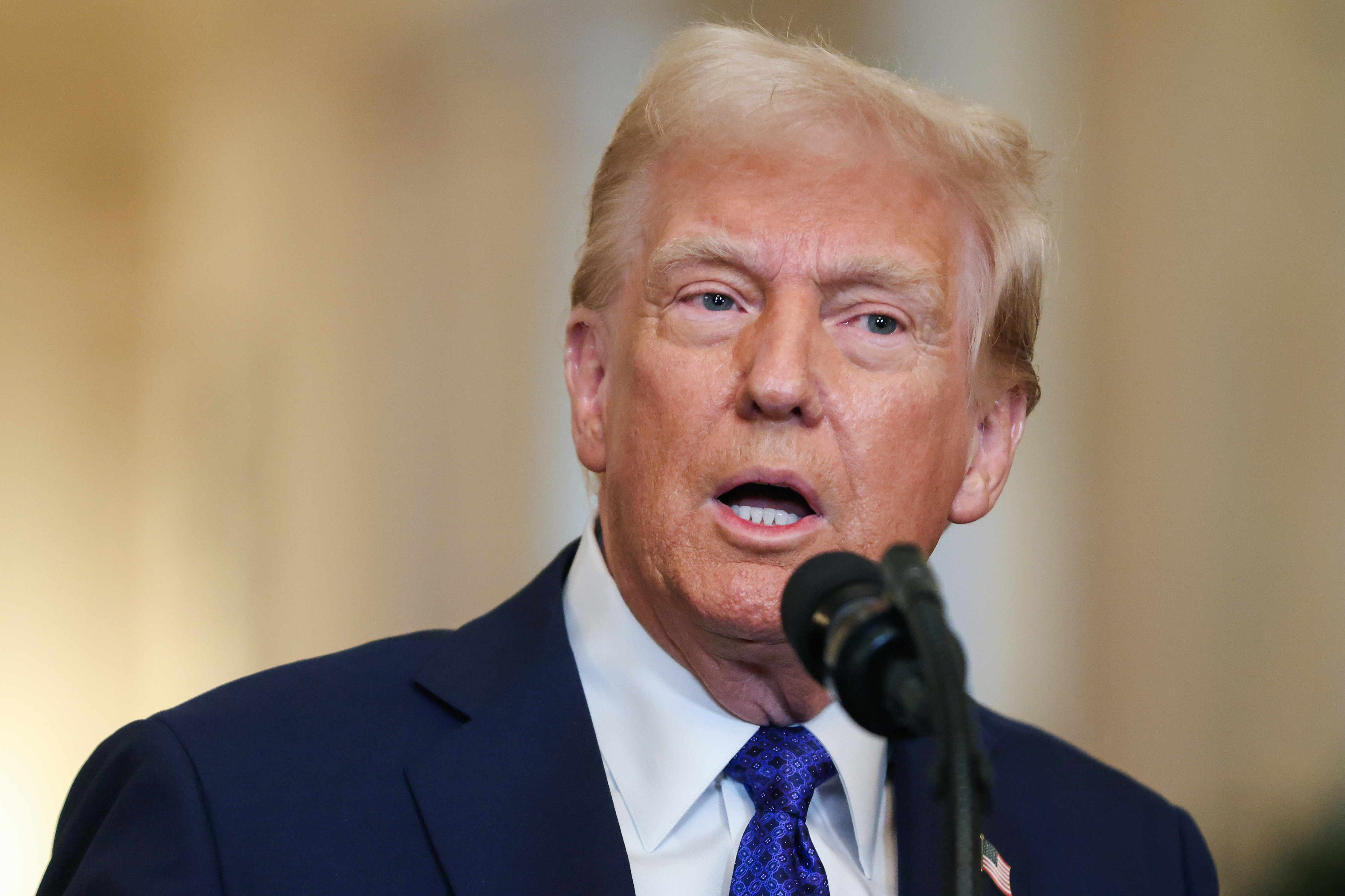 Washington (Usa), 29/01/2025.- US President Donald Trump speaks during an event in the East Room of the White House in Washington, DC, USA, 29 January 2025. The Laken Riley Act is the first bill signed by President Trump in his new administration, named after a slain Georgia nursing student and would require the detention of unauthorized immigrants that have been accused of theft and violent crimes. EFE/EPA/SAMUEL CORUM / POOL