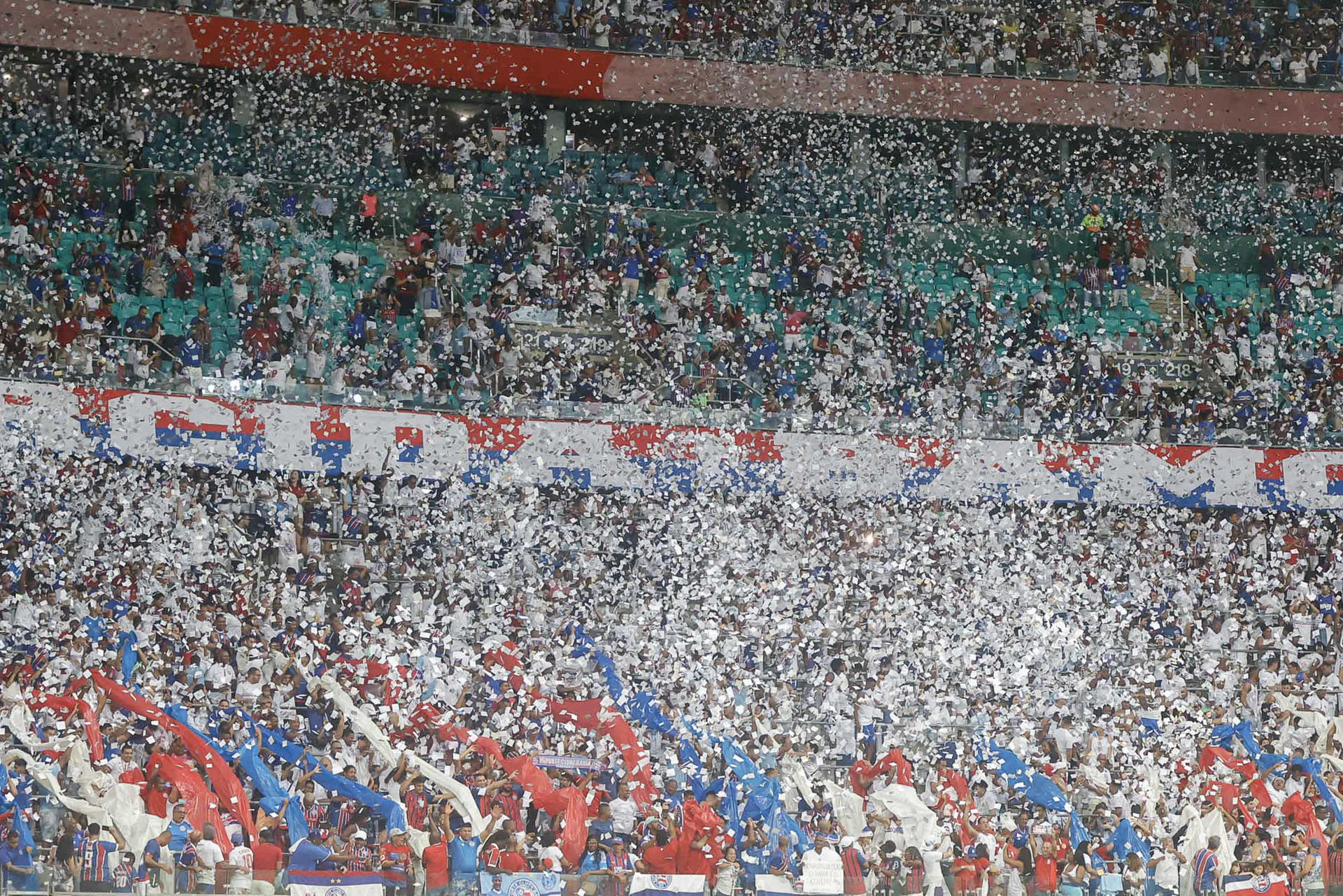 AMDEP6000. SALVADOR (BRASIL), 07/05/2025.- Aficionados de Bahía asisten este miércoles, a un partido de la fase de grupos de la Copa Libertadores entre Bahía y Nacional en el estadio Arena Fonte Nova en Salvador (Brasil). EFE/ Rafael Martins