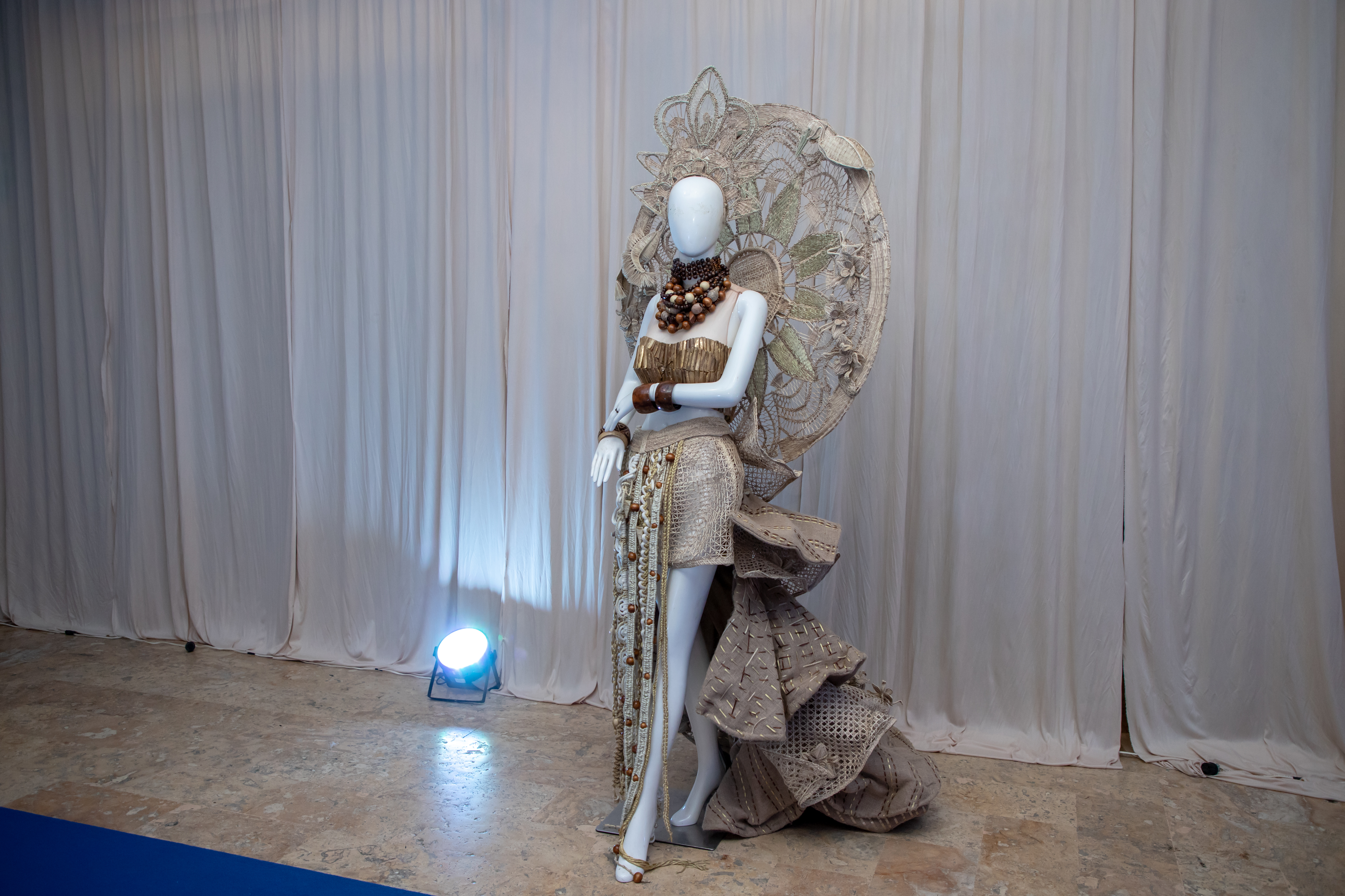 Vestido elaborado en palma de iraca, Usiacurí. Tejidos en fique, madera naufraga y macramé. Lo usó Valentina Olano Wightman, señorita Atlántico.
Artesanos: Verónica Castro Blanco, Luis Carlos Pérez y Daneida Ortega Varela
Diseñadores: Marienella Carreterro Zapata, Arianna Morales Simancas, Cecilia Hernández Moreno, Dayana Vanessa Lara Carrillo y Aurora Moya Ebratt.