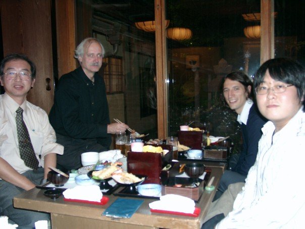 Patrick Antolin junto a un compañero y sus dos directores de tesis: Kazunari Shibata y Mats Carlsso.