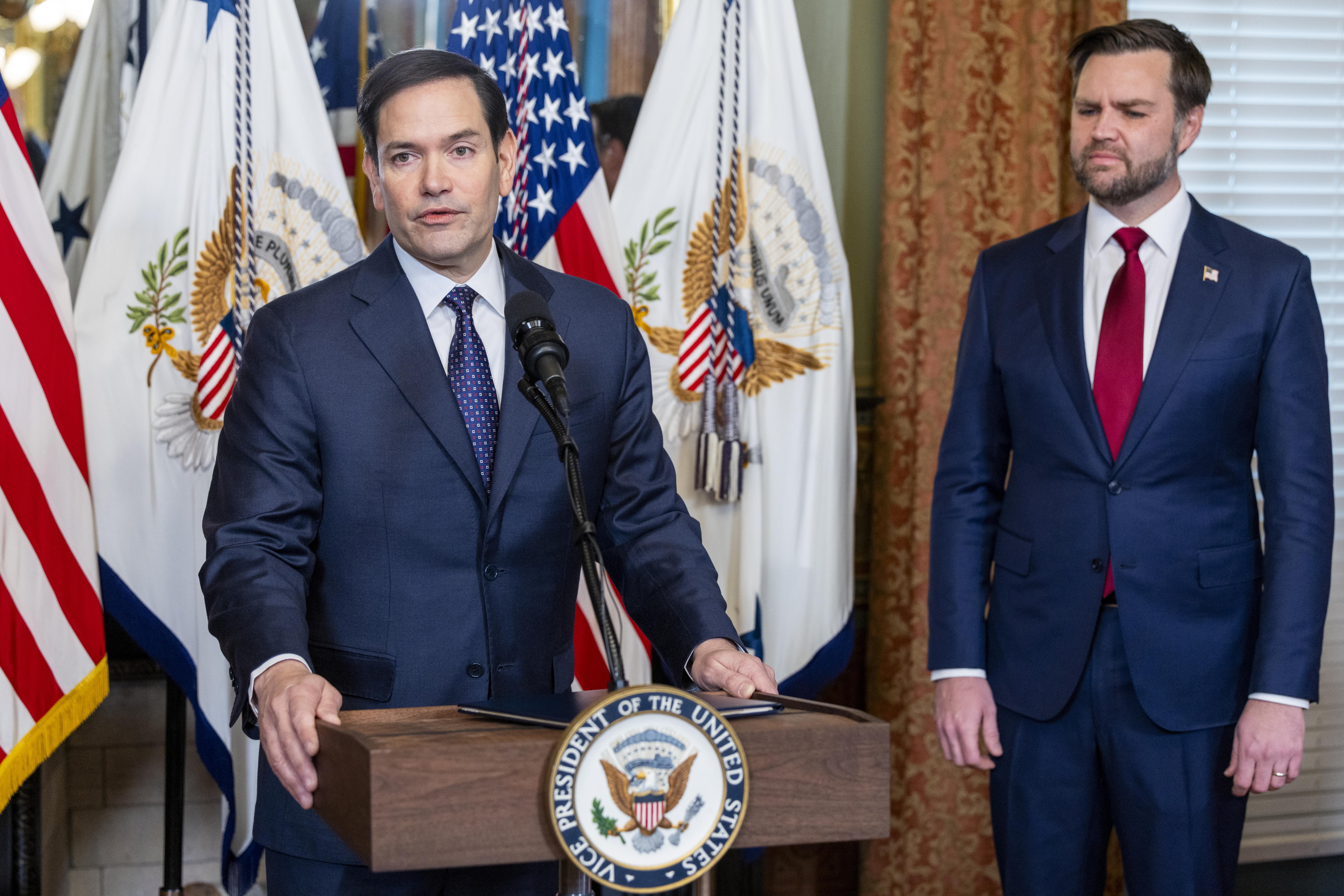 Washington (United States), 21/01/2025.- US Secretary of State Marco Rubio (L) delivers remarks after being sworn in by Vice President JD Vance (R) in the Vice President's ceremonial office in Washington, DC, USA, 21 January 2025. The Senate unanimously confirmed Rubio as America's 72nd Secretary of State with a bipartisan vote of 99-0. EFE/EPA/SHAWN THEW / POOL