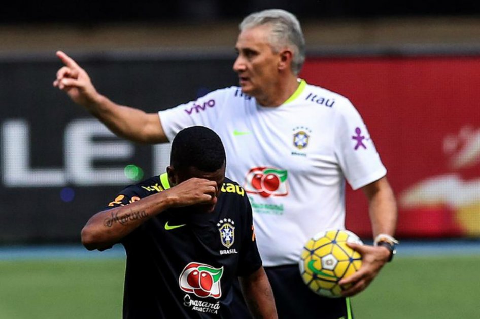  El entrenador de la selección brasileña de fútbol, Tite (d), orienta el jugador Robinho (i), en la práctica de este martes. / EFE