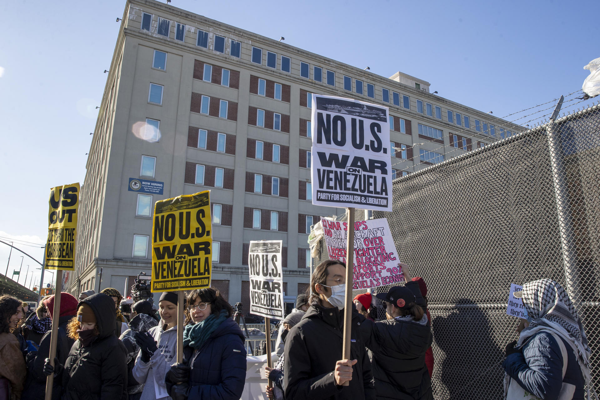 AME2147. NUEVA YORK (ESTADOS UNIDOS), 04/01/2026.- Personas sostienen carteles durante una protesta frente al Centro Metropolitano de Detención de Brooklyn (MDC), donde se encuentra el presidente de Venezuela, Nicolás Maduro, este domingo en Nueva York (EE.UU.). EFE/ Angel Colmenares