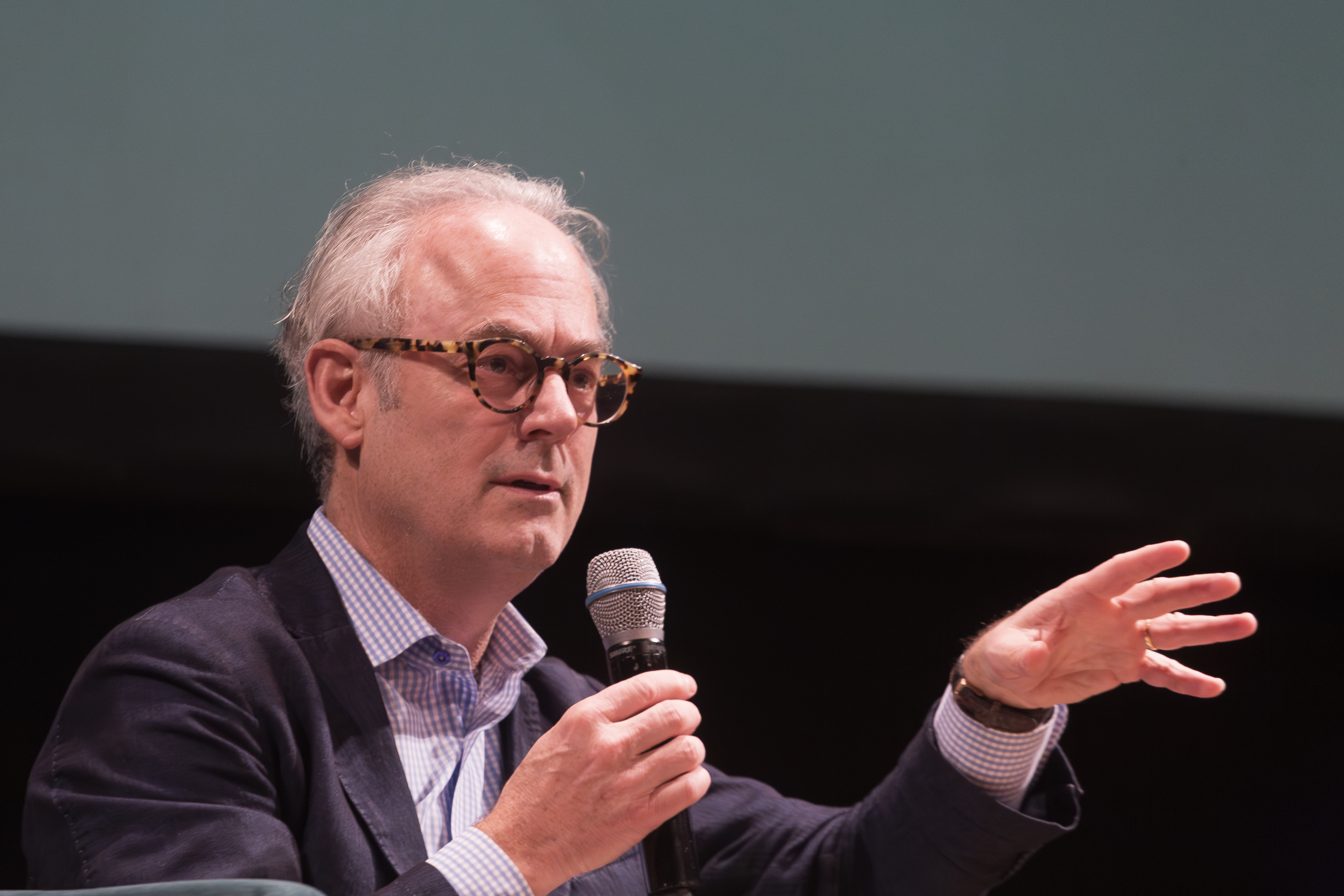 Amor Towles: “La ficción puede enseñarnos cómo interactuar con otros”