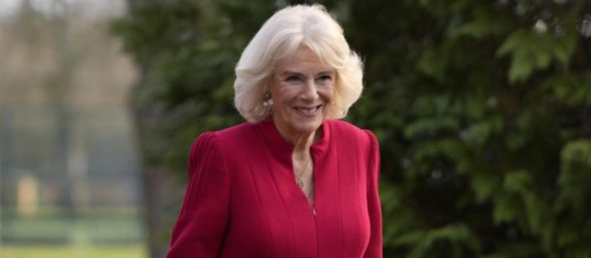 ¿Homenaje o ataque? Camilla contrata el diseñador favorito de Lady Di
