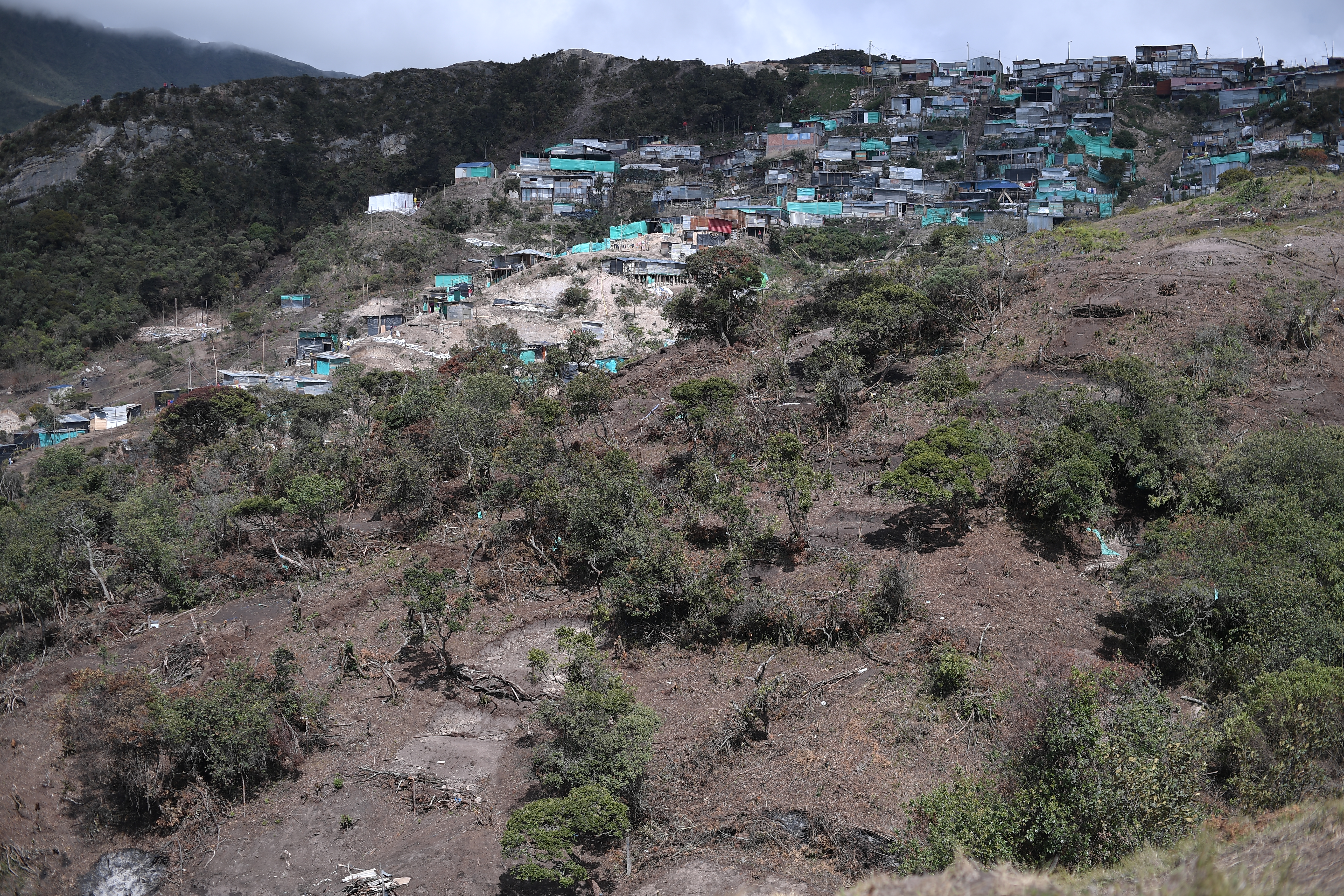 Invasión en las lomas que conforman el parque Ecológico Distrital de Montaña Entrenubes ubicado en la localidad de Usme, protagonizado por indígenas huitotos víctimas del conflicto y familias vulnerables.