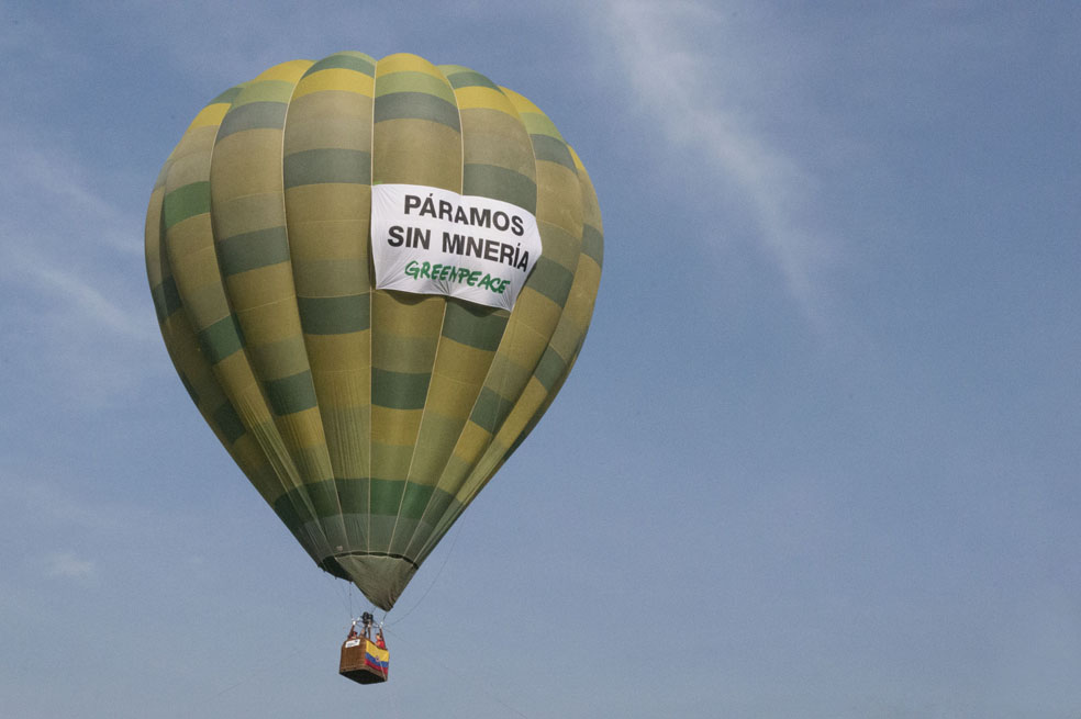 Greenpeace sobrevoló Bogotá en reclamo por los páramos