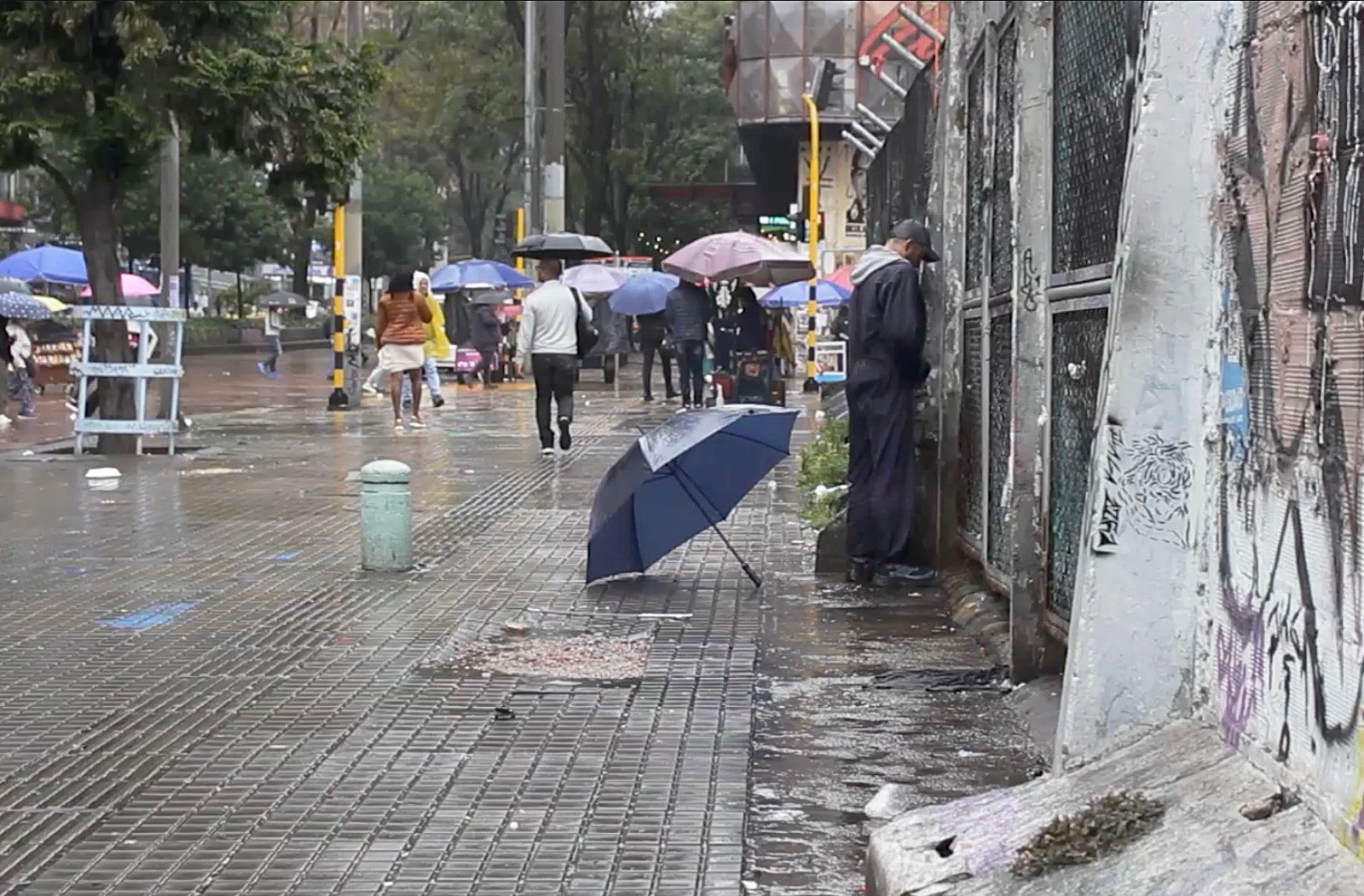 Orinar en la calle: incultura ciudadana agudizada por el déficit de baños públicos