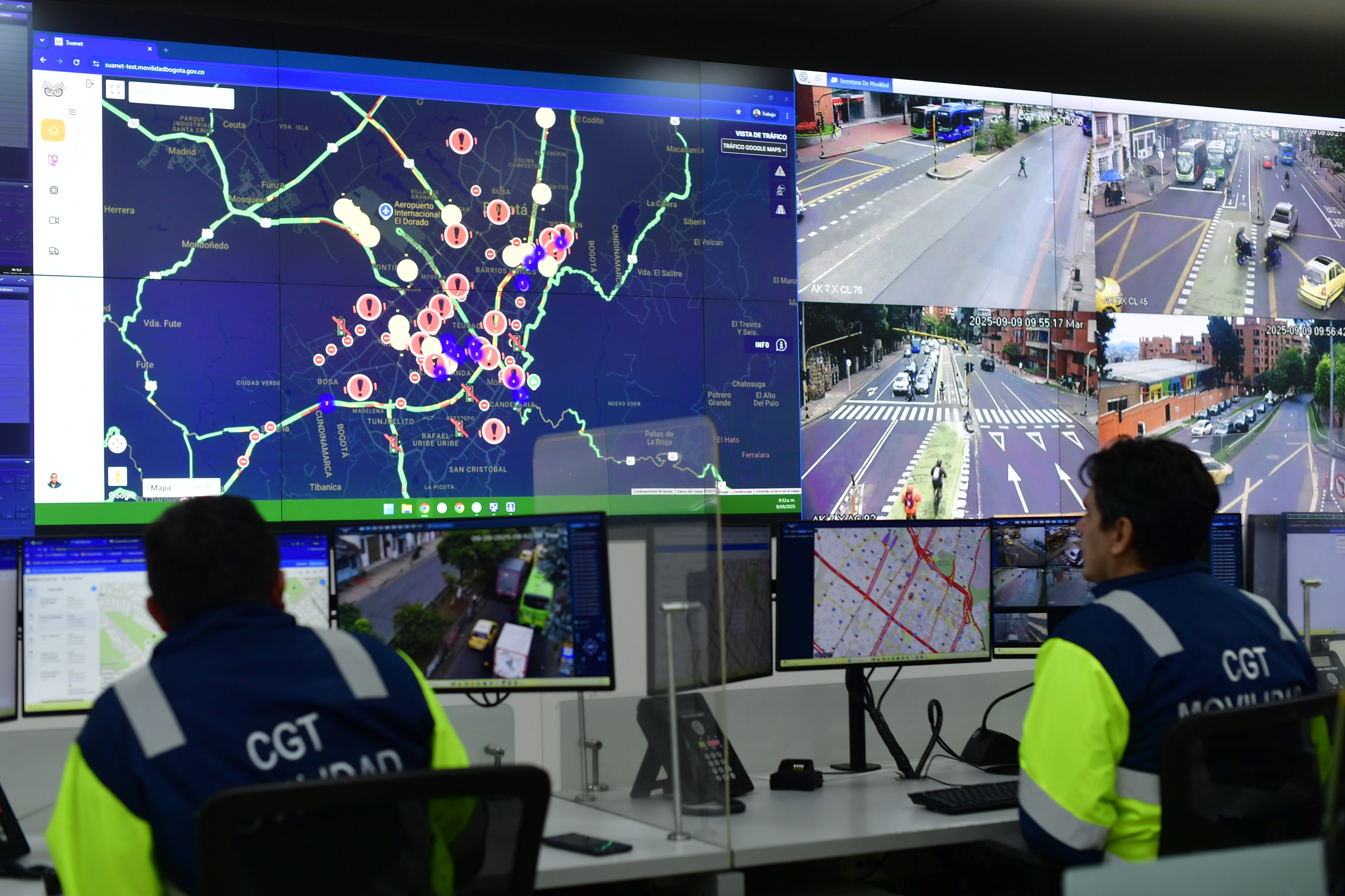 Instalaciones y funcionarios de este centro, que monitorea el tránsito de la ciudad de Bogotá