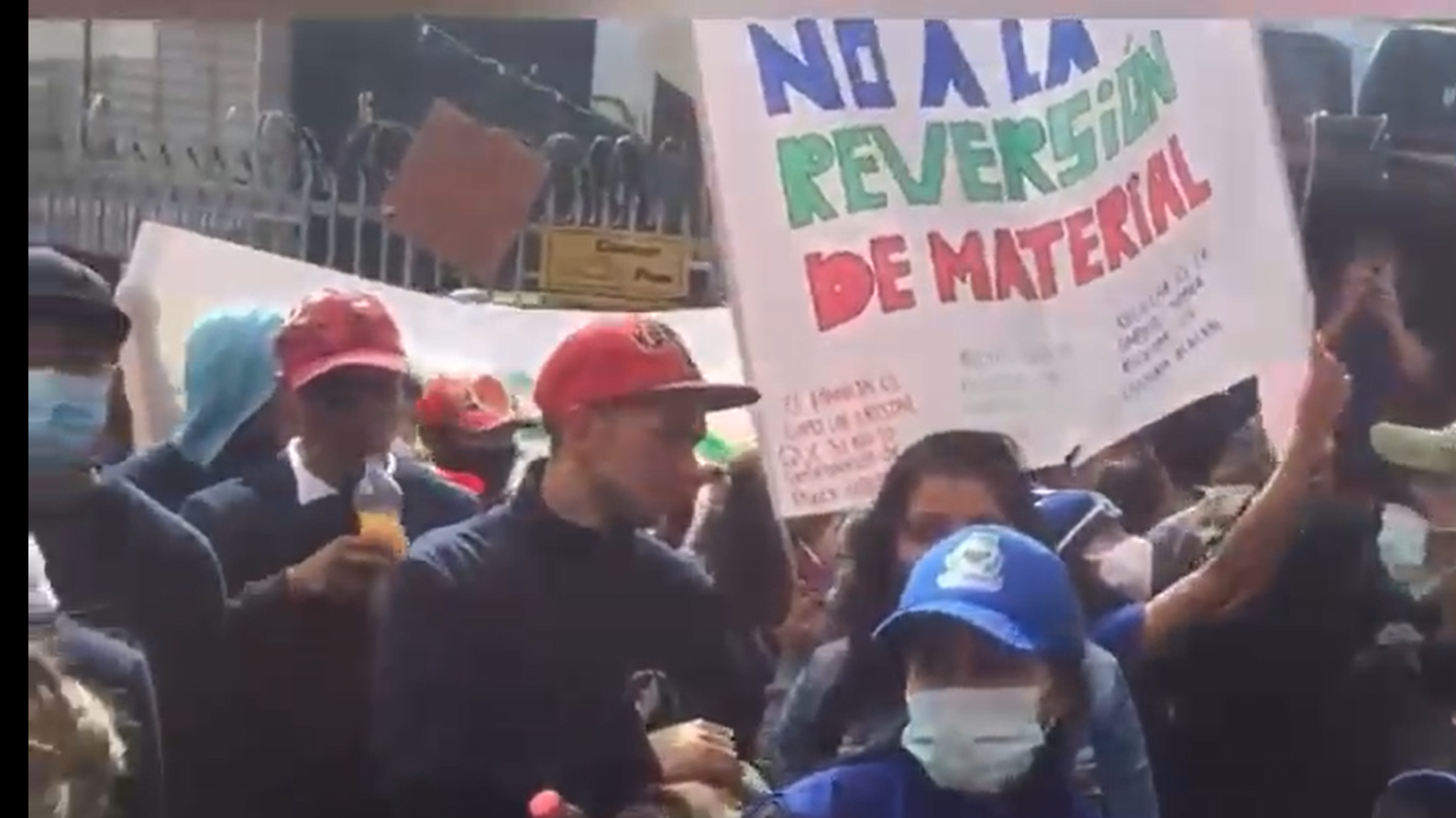Por demora en pagos, recicladores protestan frente a la Superservicios en Bogotá