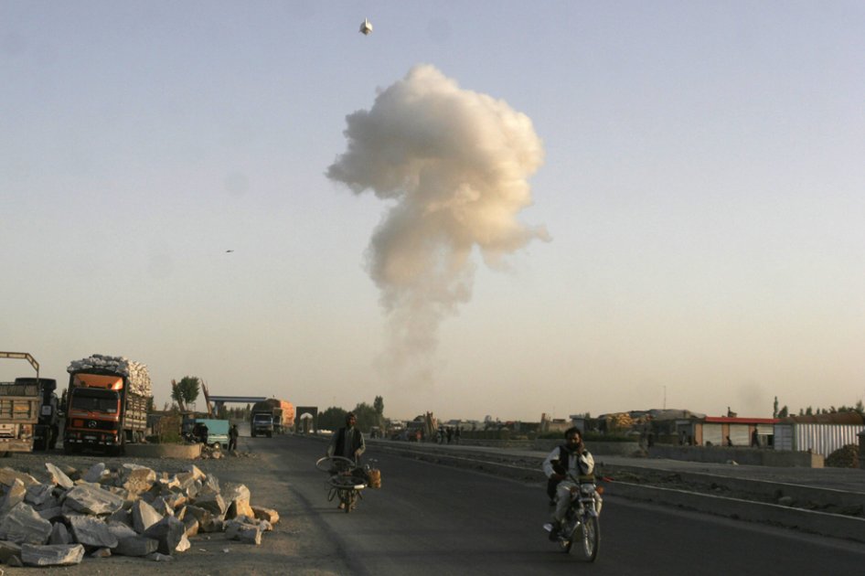 Vista general del humo que emana de la escena del ataque con bomba que los talibanes pusieron en una base militar polaca-estadounidense de la OTAN./EFE