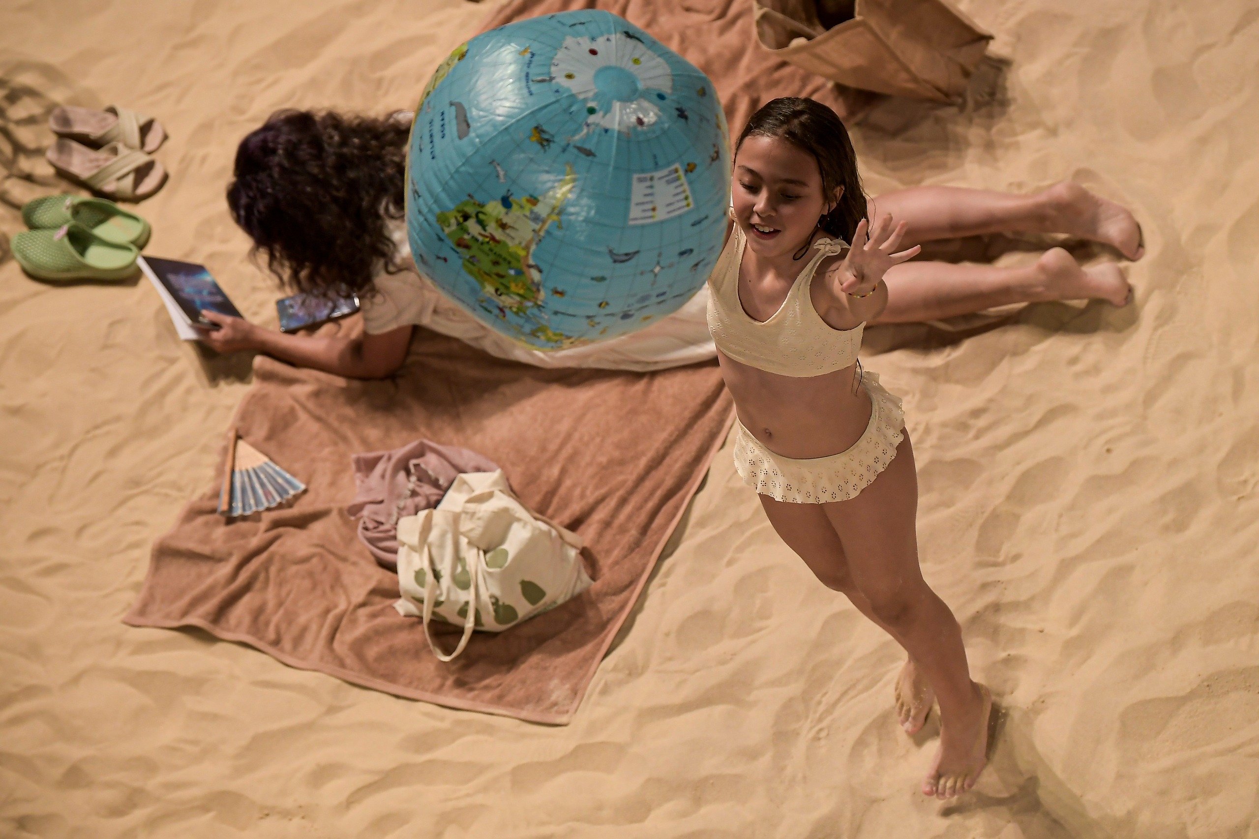 "Sun & Sea" recibió el León de Oro en la Bienal de Venecia de 2019. En su centro, alza cuestionamientos sobre el calentamiento global, la apatía humana ante estas crisis ecológicas, el consumismo y las consecuencias que esto acarrea.