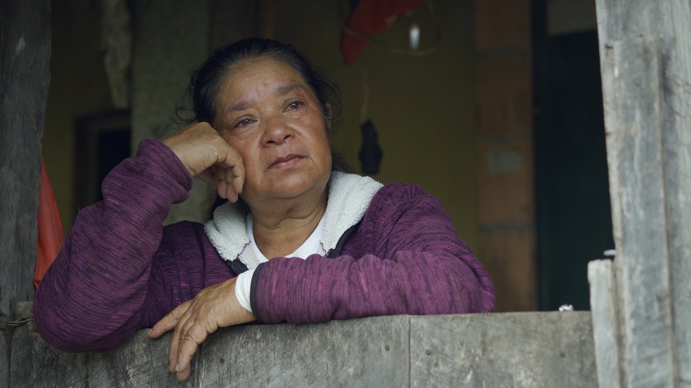 Gloria Jiménez, una mujer campesina que a sus 60 años se dedica al cultivo de café y a cuidar de sus animales en la vereda. El 8 de mayo de 1990, los paramilitares le desaparecieron a sus tres hermanos, José, Jorge y Beyer.