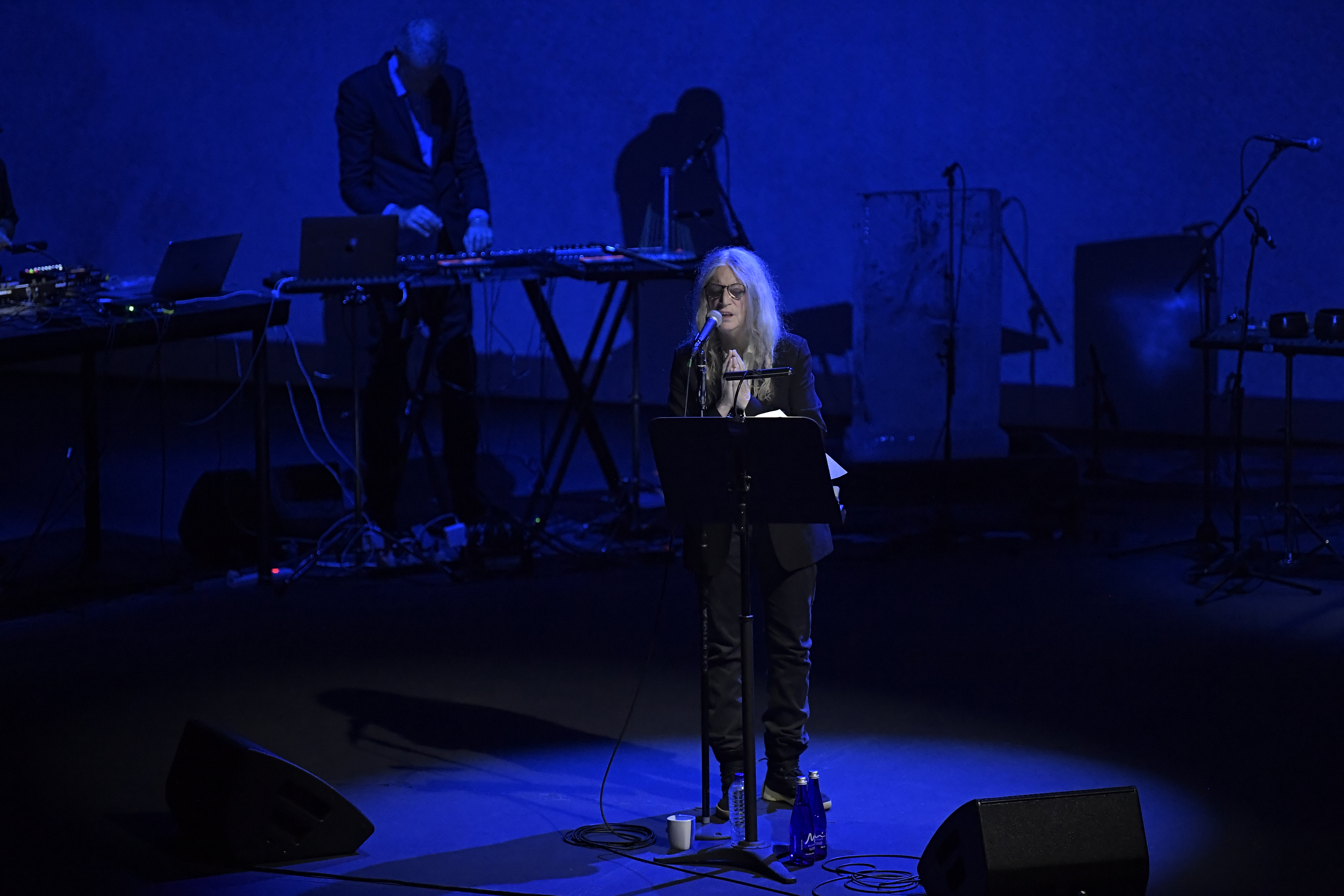 Patti Smith se desmaya durante un concierto y lo acaba en silla de ruedas