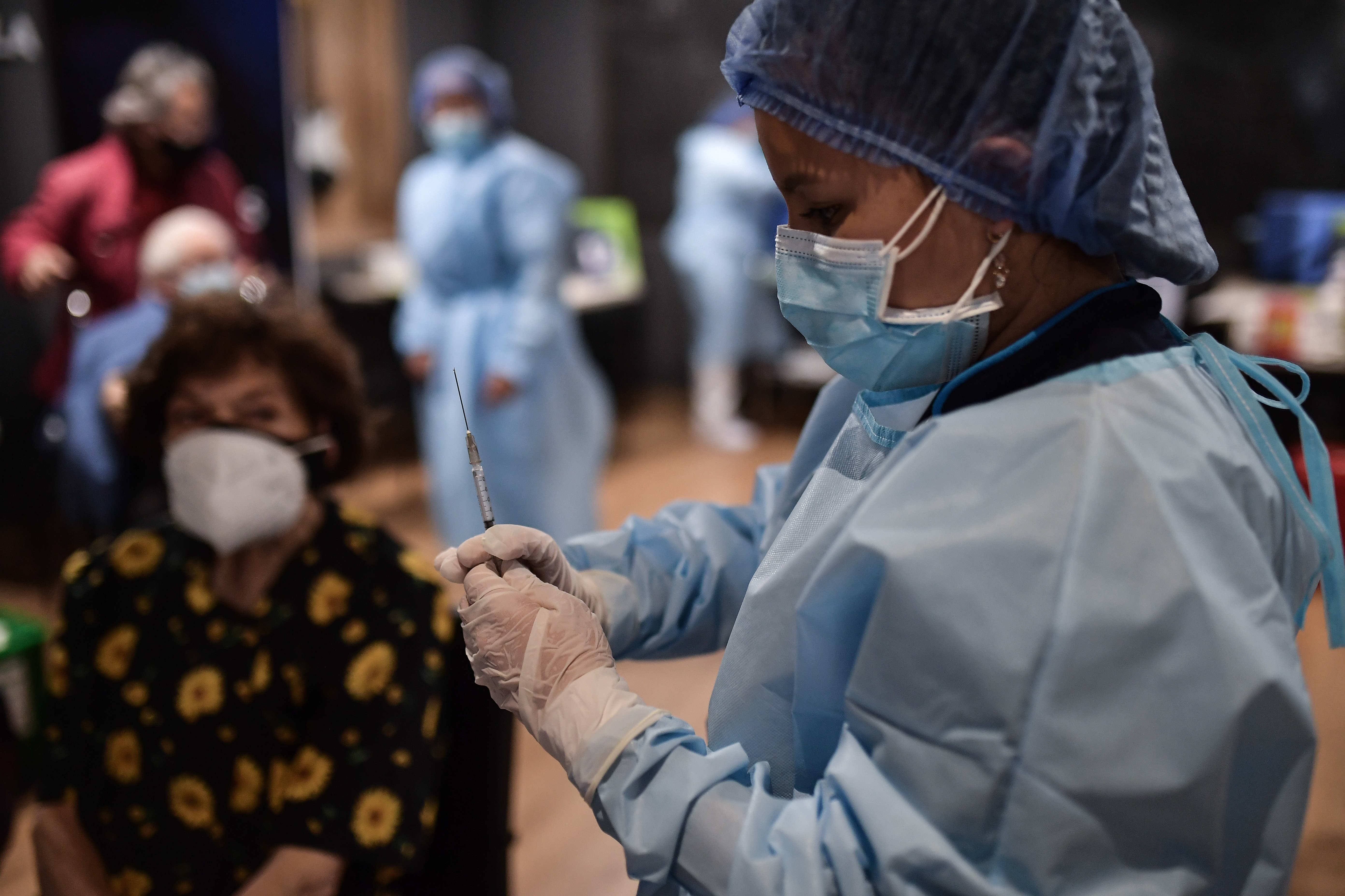 Vacunación contra covid-19 en Colombia evitó que 22.000 adultos mayores fallecieran