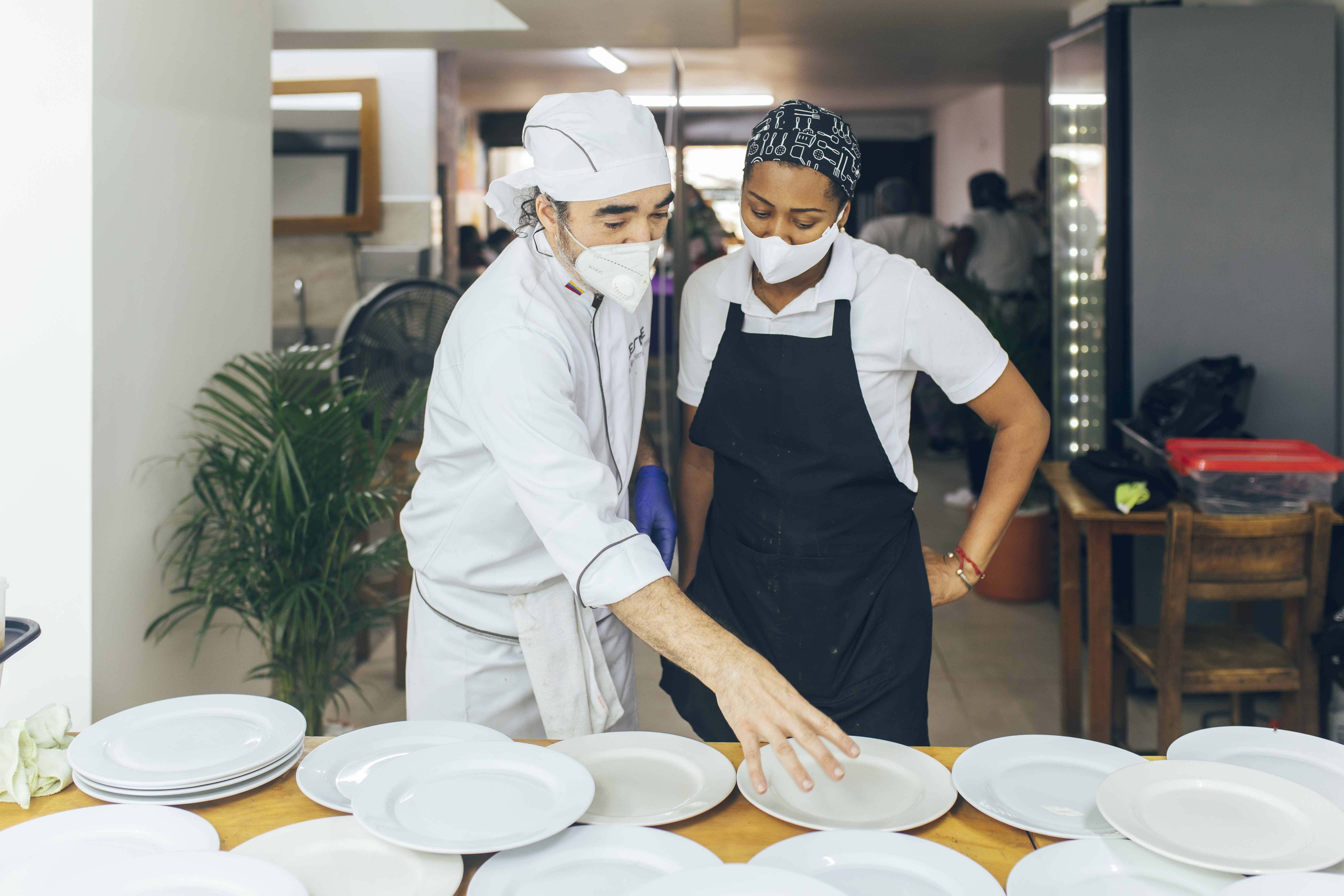 Después de haberse conectado a través del Movimiento de Gastronomía Social en el Día del plato universal, en el que cocinaron para más de 600 personas en la cocina móvil de la comunidad - con varias organizaciones del movimiento, decidieron unirse un viernes cada mes para seguir con prácticas de alimentación solidaria.