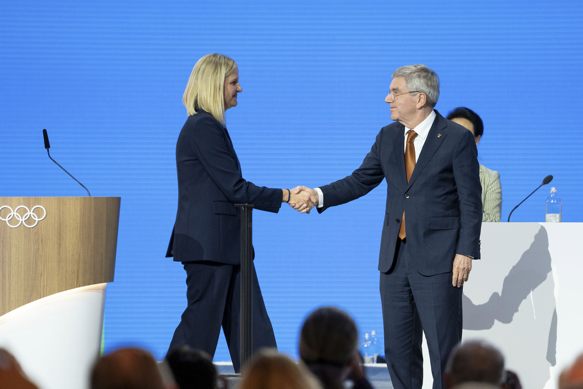 COSTA NAVARINO (GRECIA), 20/03/2025.- La zimbabuense Kirsty Coventry (i) recibe la felicitación de Thomas Bach (d) tras ser elegida presidenta del Comité Olímpico Internacional (COI) en Costa Navarino, a orillas del mar Jónico. EFE/Greg Martin/IOC - SOLO USO EDITORIAL/SOLO DISPONIBLE PARA ILUSTRAR LA NOTICIA QUE ACOMPAÑA (CRÉDITO OBLIGATORIO)