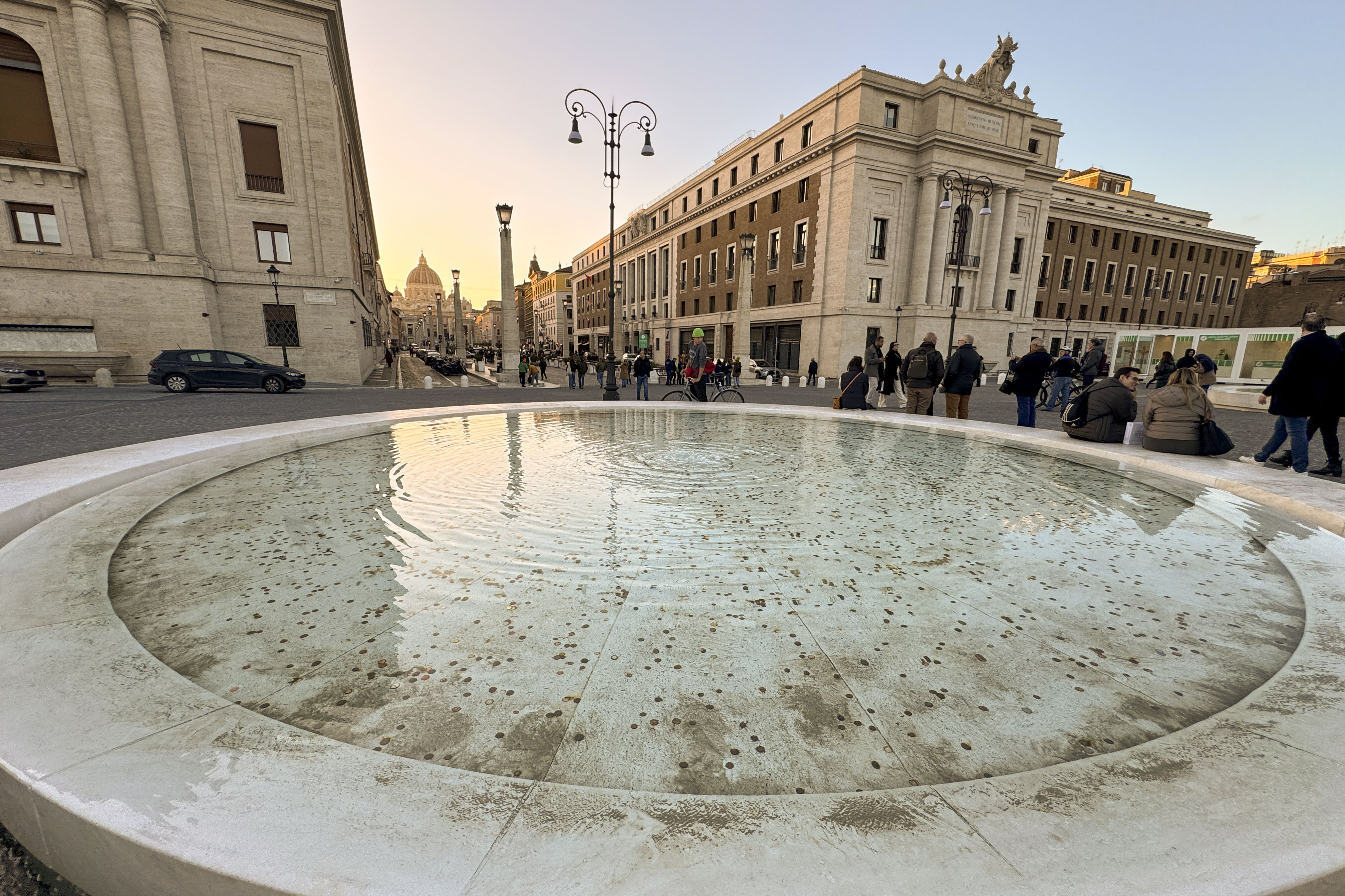 ¿Por qué la tradición turística de lanzar monedas a las fuentes preocupa en Roma?