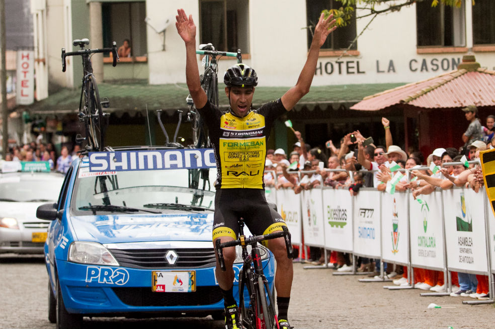El corredor del equipo Bicicletas Strongman cruzando la meta. / Cortesía www.nuestrociclismo.com