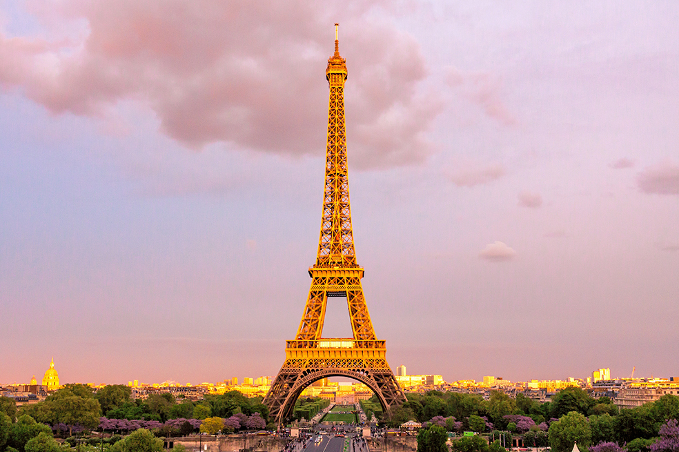 París, la ciudad más romántica. Si quieres llevar a tu pareja a una cita, estos son los precios: cerveza US$7, servicio de taxi US$14.5, cena para dos US$48.6