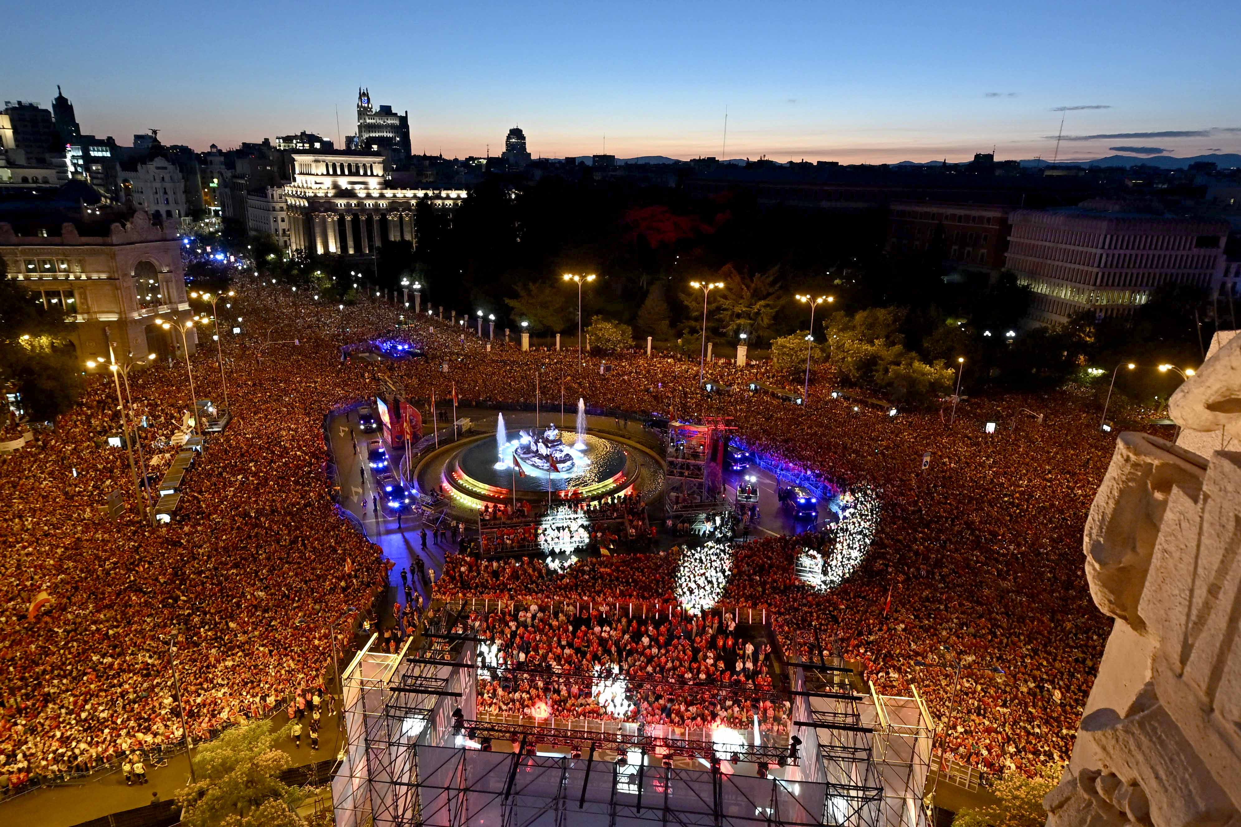 MADRID, 15/07/2024.- Miles de aficionados se concentran este lunes en Cibeles para celebrar con la selección española el título de campeones de la Eurocopa tras vencer ayer en la final a Inglaterra. EFE / Fernando Villar.