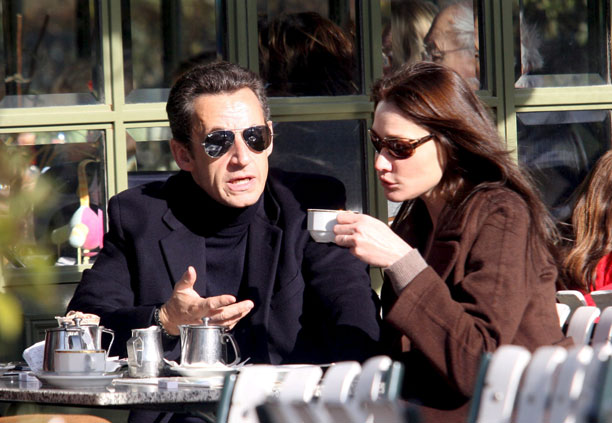 Bruni y Sarkozy, lejos de la política