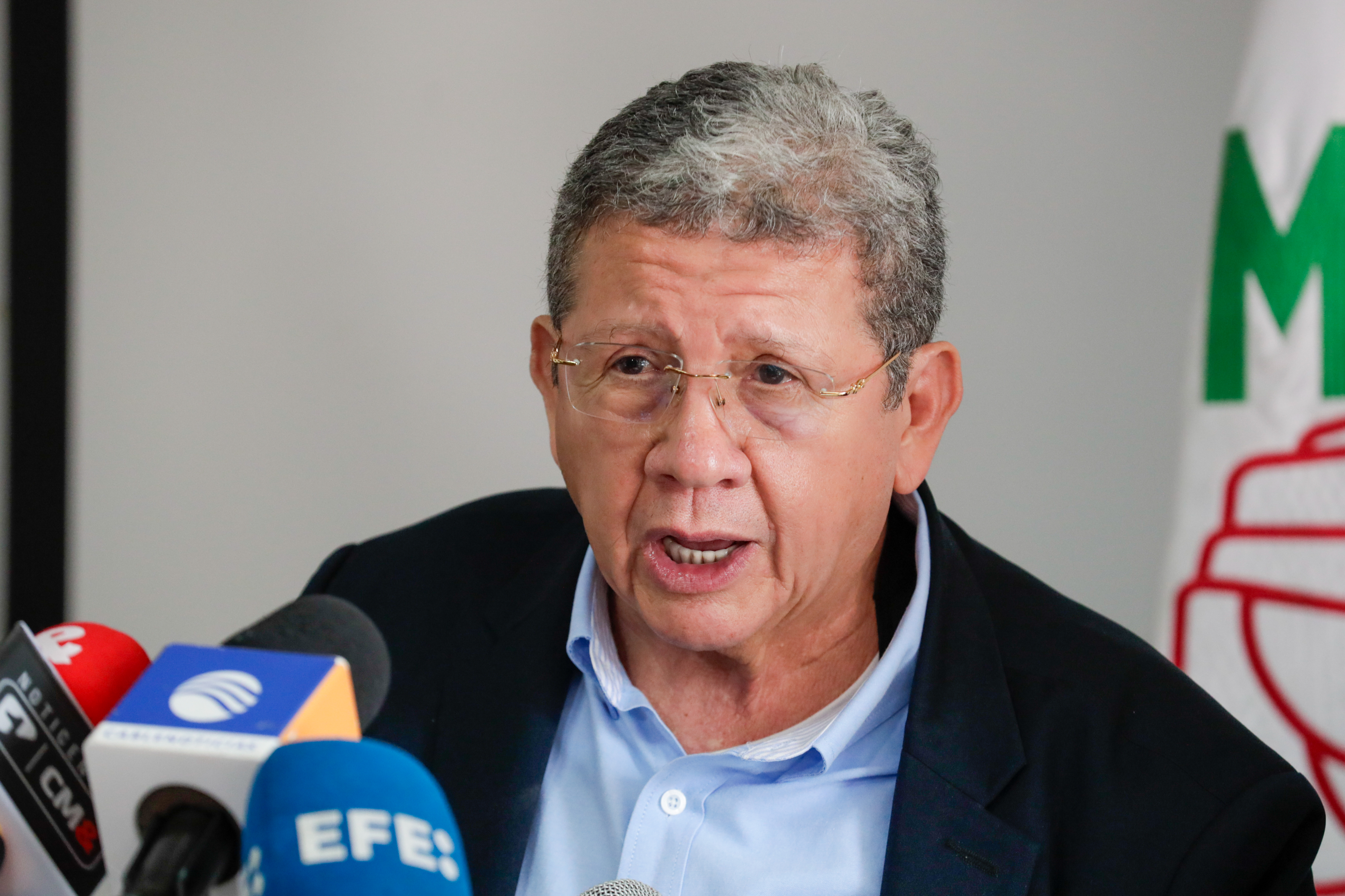 AME5884. BOGOTÁ (COLOMBIA), 09/10/2024.- El exintegrante del secretariado de las FARC, Pablo Catatumbo, habla este miércoles durante una rueda de prensa en Bogotá (Colombia). La renuncia a la presunción de inocencia de los antiguos miembros del secretariado de las FARC busca agilizar los procesos en la Jurisdicción Especial para la Paz (JEP) porque, en su opinión, ese tribunal colombiano "ha perdido su espíritu inicial" y aún no ha emitido condenas en siete años de funcionamiento. EFE/ Carlos Ortega