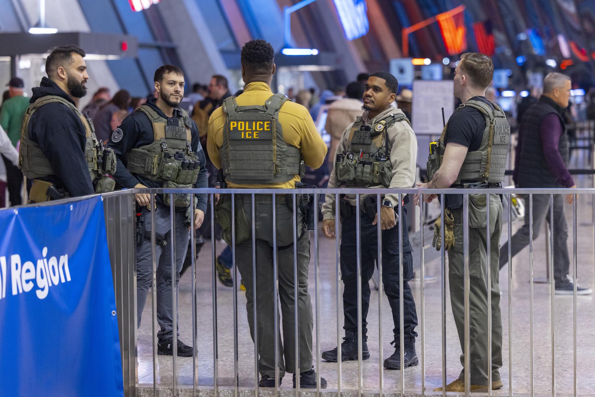 Viaje terminó en detención: ICE arrestó a familia colombiana en aeropuerto de EE. UU.