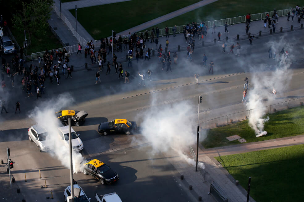 Protestas en Chile: estudiantes paralizan Santiago tras alza en la tarifa del metro