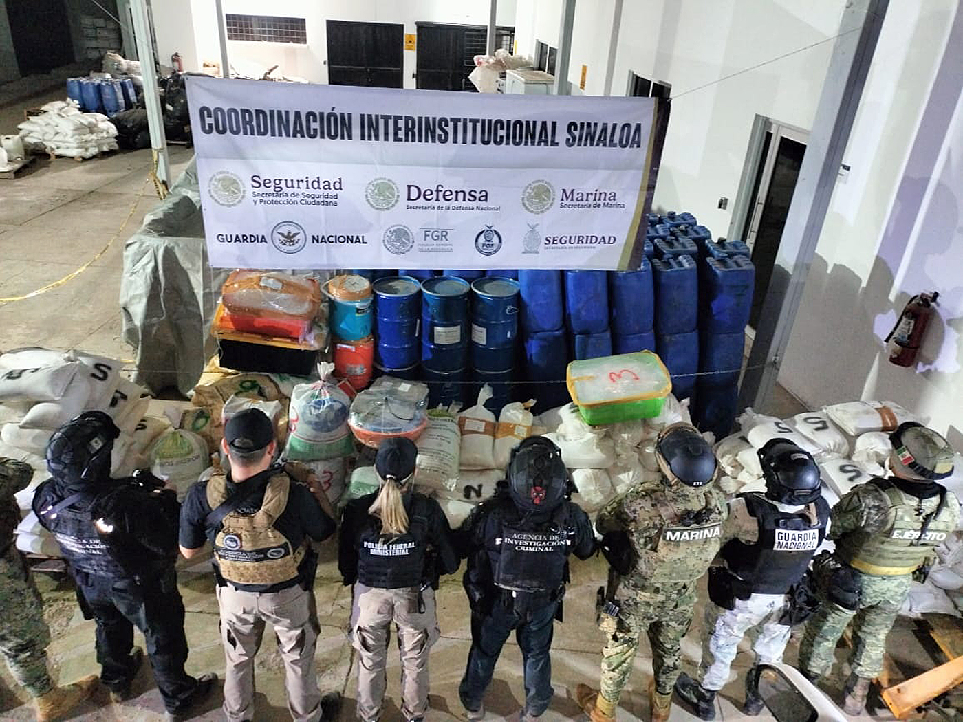 MEX3311. CULIACÁN (MÉXICO), 18/02/2025.- Fotografía cedida por la Secretaría de Seguridad y Protección Ciudadana de un aseguramiento de droga este martes, en el poblado de Ayuba en el municipio de Culiacán en Sinaloa (México). Fuerzas de Seguridad federales y estatales aseguraron 4.700 litros de metanfetamina líquida y 269 kilos de metanfetamina sólida en tres domicilios, en un operativo conjunto en el estado de Sinaloa, noroeste de México, para registrar el mayor decomiso de esta sustancia en lo que va del gobierno de la presidenta Claudia Sheinbaum, que inició el 1 de octubre de 2024. EFE/ Secretaría de Seguridad y Protección Ciudadana/ SOLO USO EDITORIAL/SOLO DISPONIBLE PARA ILUSTRAR LA NOTICIA QUE ACOMPAÑA (CRÉDITO OBLIGATORIO) MÁXIMA CALIDAD DISPONIBLE