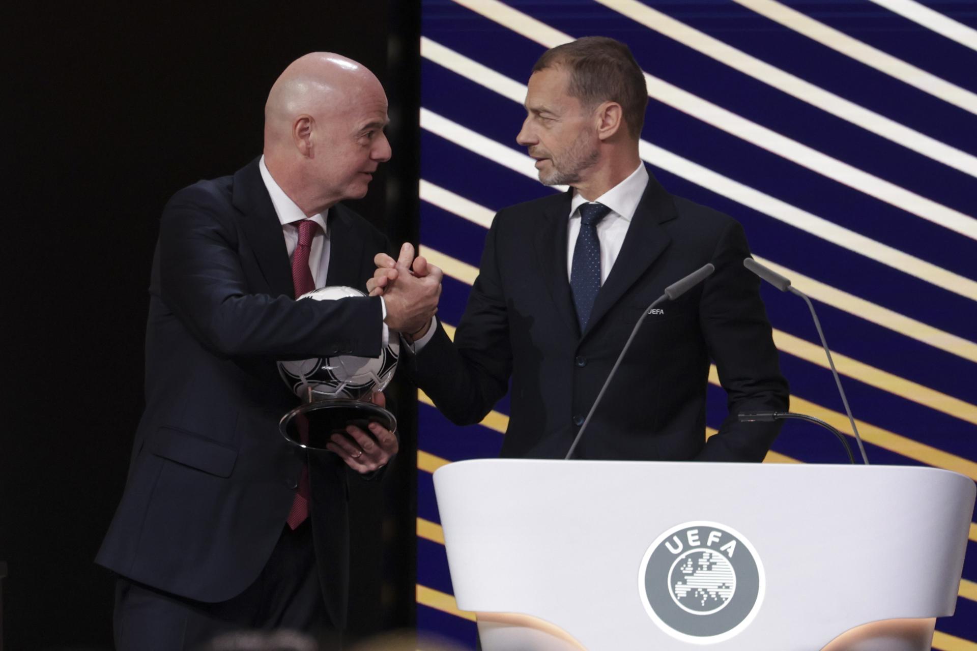 BRUSSELS (Belgium), 12/02/2026.- FIFA President Gianni Infantino (L) and UEFA President Aleksander Ceferin (R) attend the 50th UEFA Ordinary Congress in Brussels, Belgium, 12 February 2026. (Bélgica, Bruselas) EFE/EPA/CHRISTOPHER NEUNDORF

