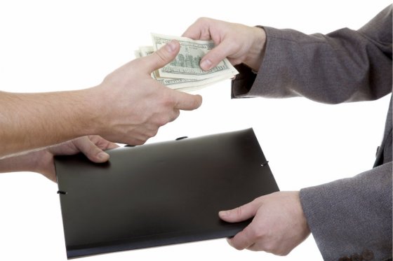 Investigan exfuncionaria del Distrito por posible pago de dinero a cambio de licencias