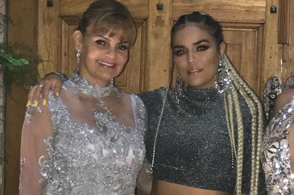 Karol G celebró el cumpleaños de su mamá ¡son idénticas!