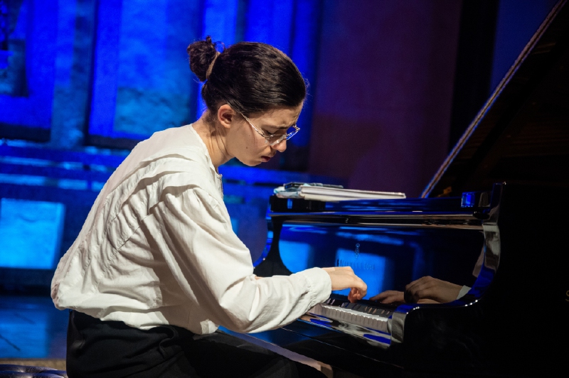 Marie-Ange Nguci baila en tres tiempos con el piano en Cartagena