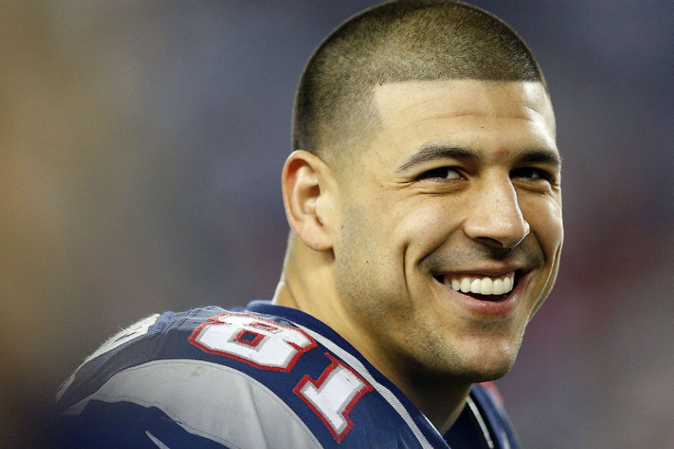 Aaron Hernández, exjugador de la NFL, es absuelto por doble asesinato, pero seguirá en la cárcel
