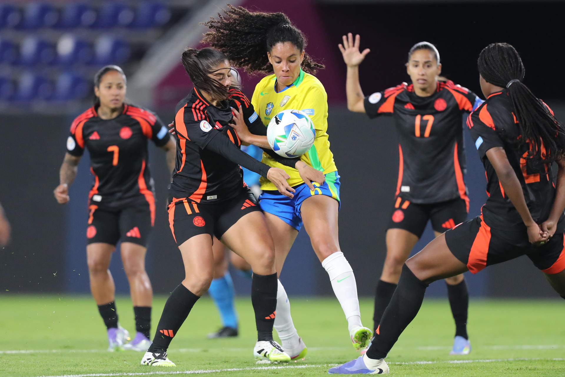 AMDEP9133. QUITO (ECUADOR), 25/07/2025.- Yasmim (c) de Brasil disputa el balón con Catalina Usme (i) de Colombia este viernes, en un partido de la fase de grupos de la Copa América Femenina entre Brasil y Colombia en el estadio Banco Guayaquil en Quito (Ecuador). EFE/ José Jácome