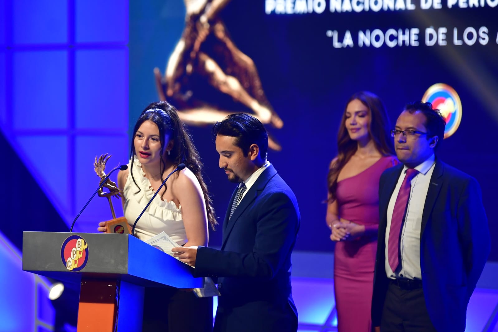 Los estudiantes de la Universidad Santo Tomás, Jeison Garzón, Bárbara Díaz y Valeria Restrepo, se llevaron el premio en la Categoría Trabajos de grado de estudiantes por su investigación "Nos están envenenando, la falta de regulación publicitaria de los alimentos ultraprocesados"