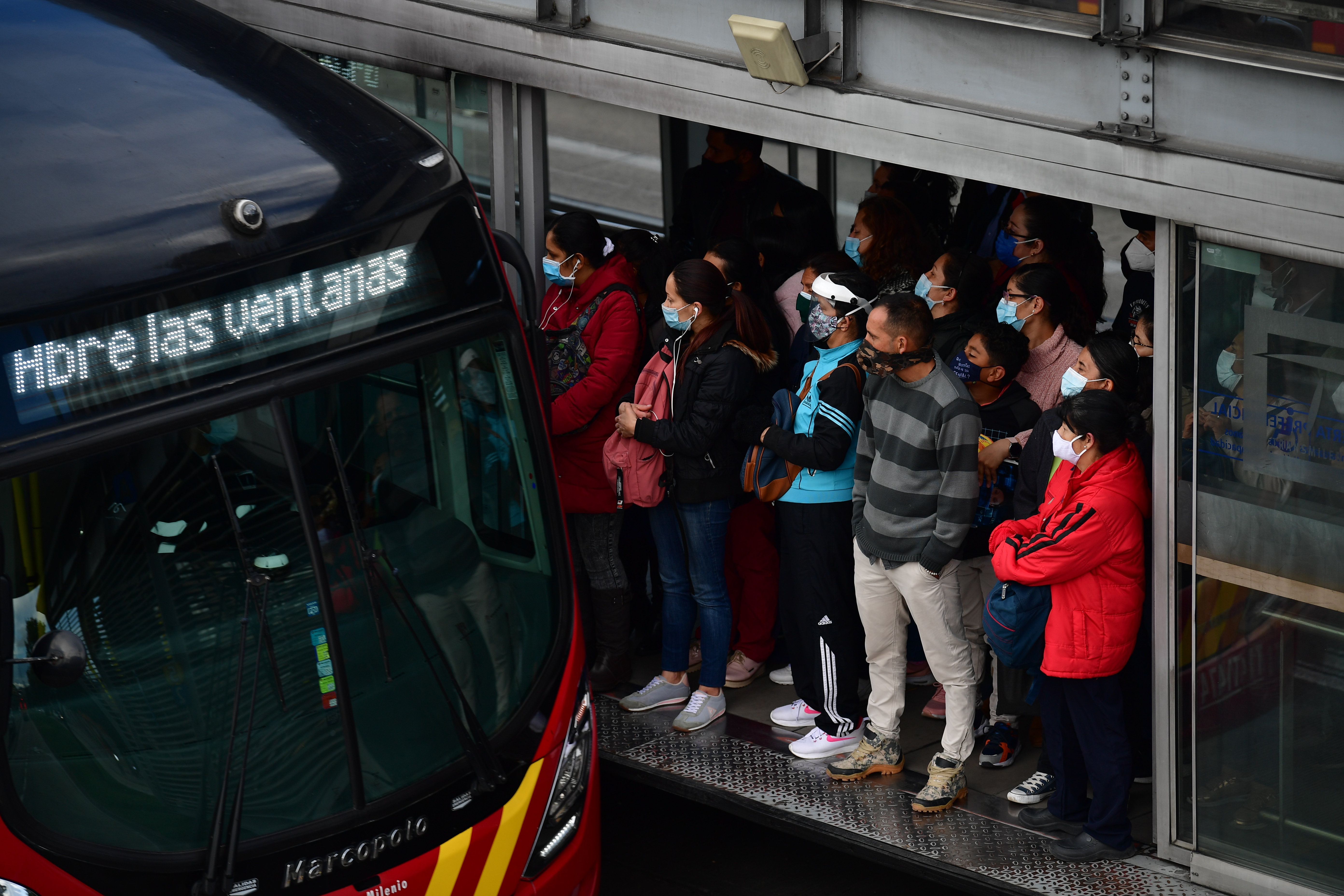 Hombre falleció tras ser atropellado por bus de Transmilenio en estación Terreros