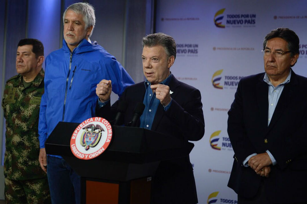 Santos ofrece $100 millones por los autores de atentado en Centro Andino, en Bogotá
